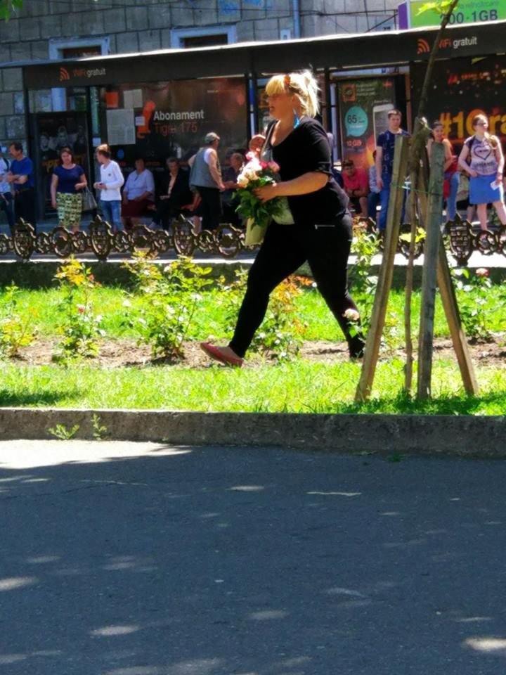 Две женщины нарвали букет цветов из клумбы в центре Кишинева