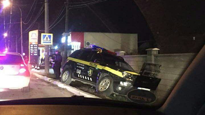 Accident grav la Durlești. Mașină a Poliției, făcută zob