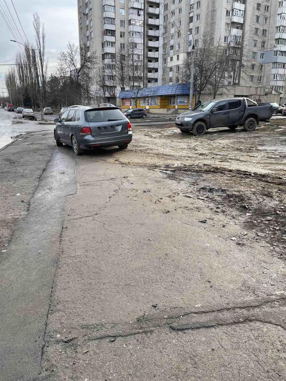 Газон у канатной дороги в Кишиневе превратили в парковку