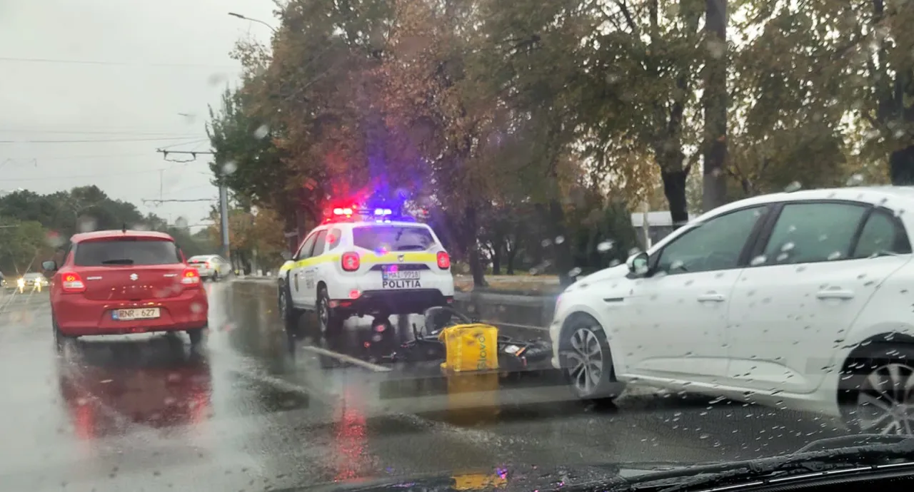 В Кишиневе водитель сбил велосипедиста-курьера