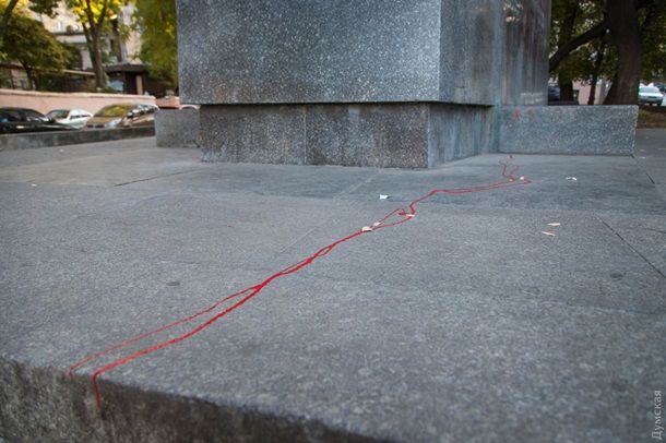 В Одессе разрисовали памятник Потемкинцам