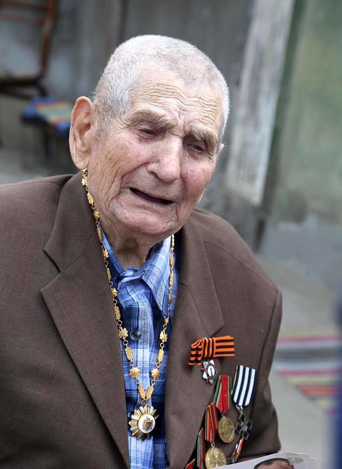 Президент вручил высшую награду страны 100-летнему ветерану ВОВ