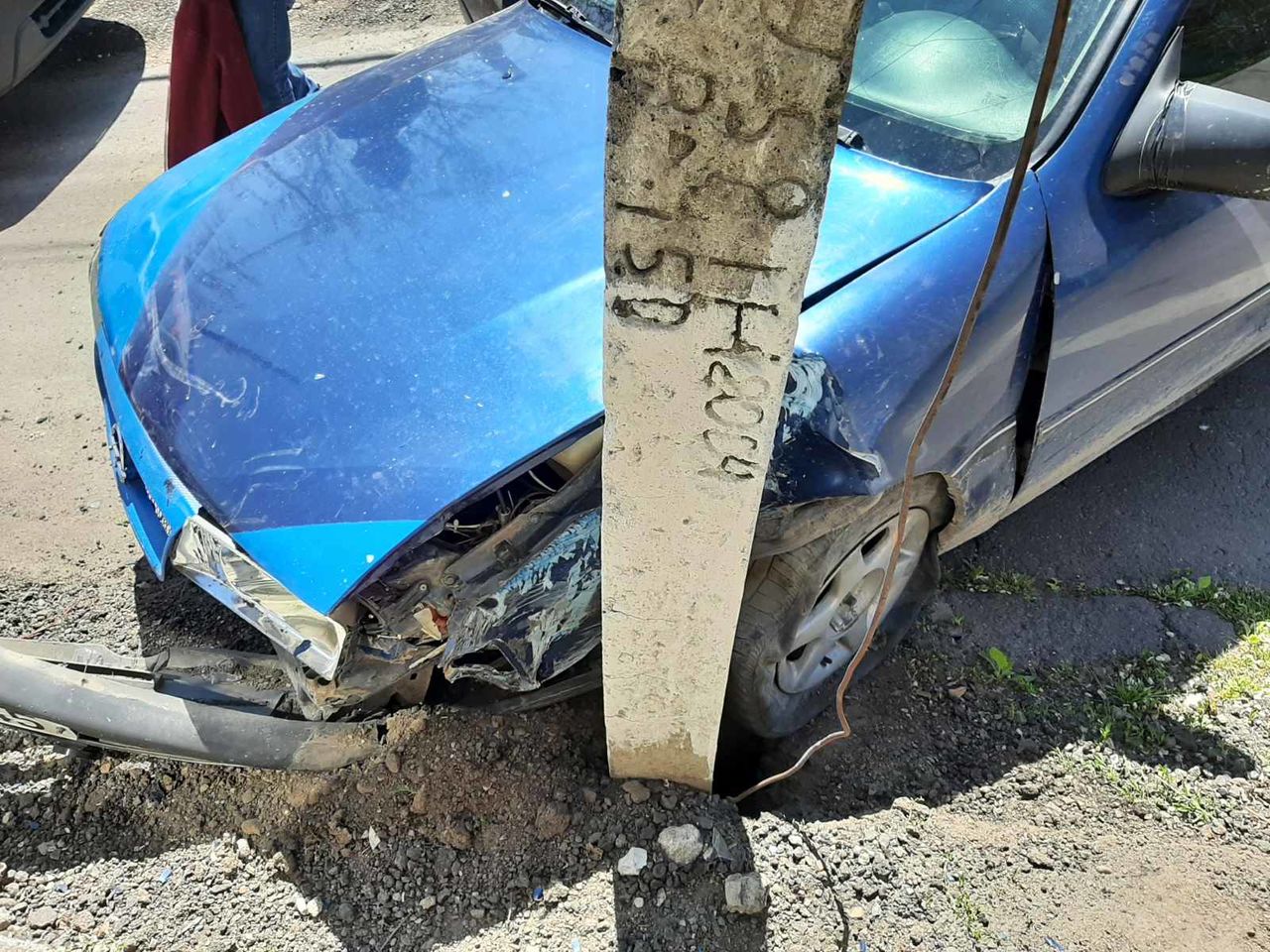 В Сороках автомобиль врезался в столб: пострадал 28-летний водитель