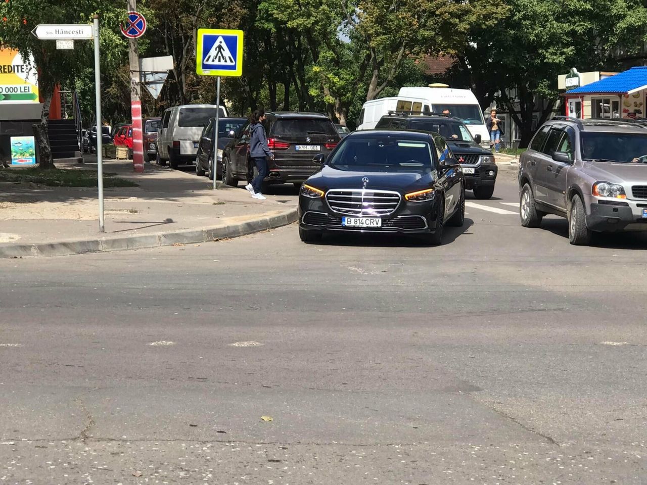 В Кишиневе Mercedes с румынскими номерами припарковался прямо на перекрестке