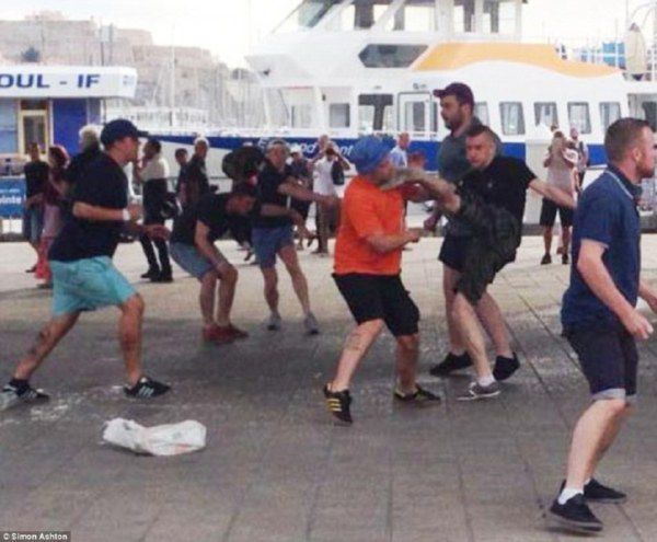 В Марселе подрались русские и английские фанаты