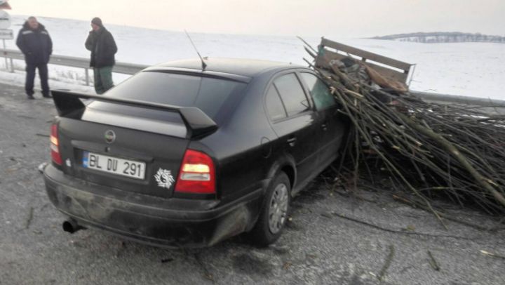 Страшная авария в Дондюшанах: автомобиль врезался в телегу