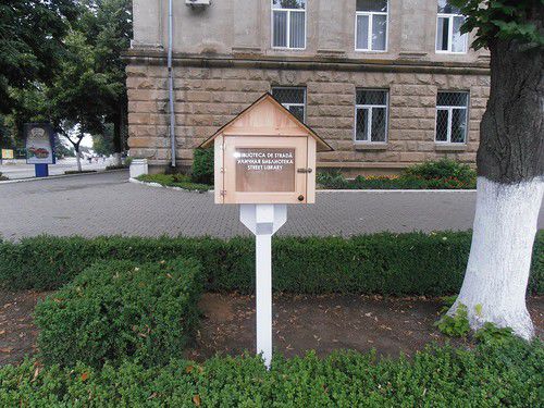 Вандалы разбили "уличную библиотеку" в Бельцах