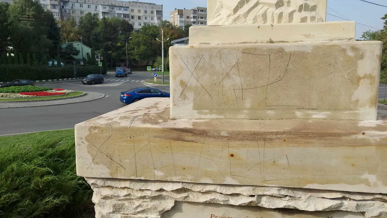 В Кишиневе распятие осквернили фашистскими символами и антисемитскими надписями
