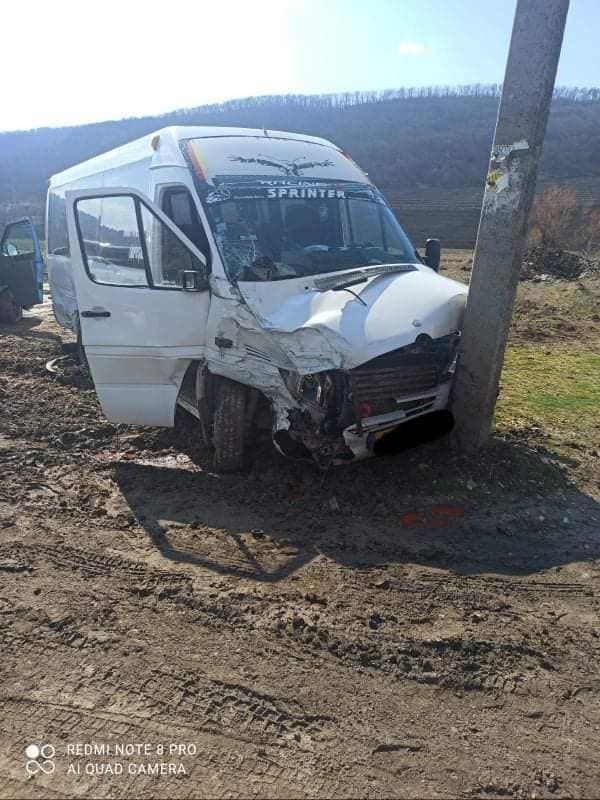 В ДТП с участием рейсового микроавтобуса пострадали четыре человека