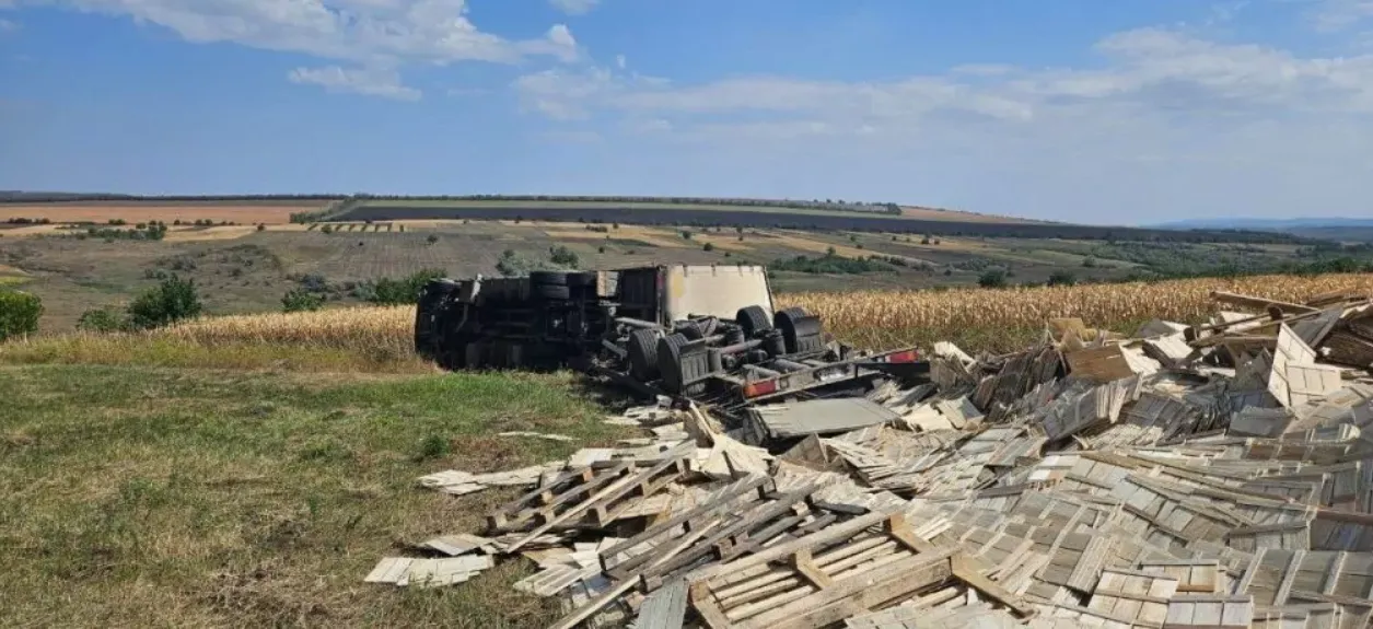 Accident la Sângerei: Un camion care transporta scânduri s-a răsturnat