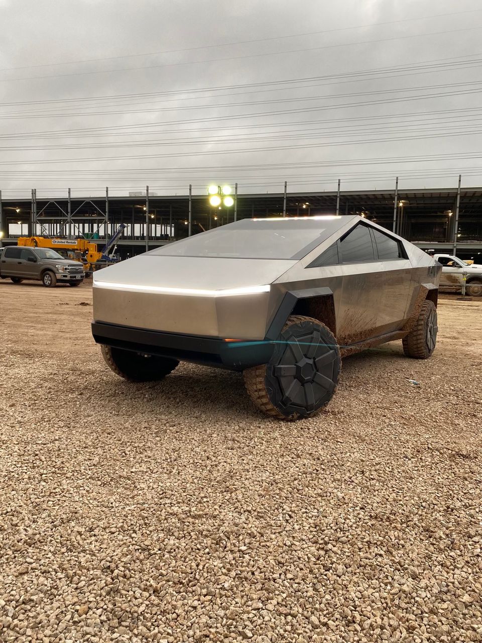 Tesla перенесла производство Cybertruck на 2022 год