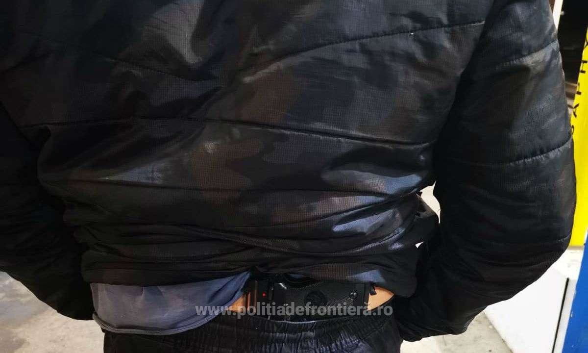На границе у молдаванина обнаружили спрятанный под одеждой пистолет