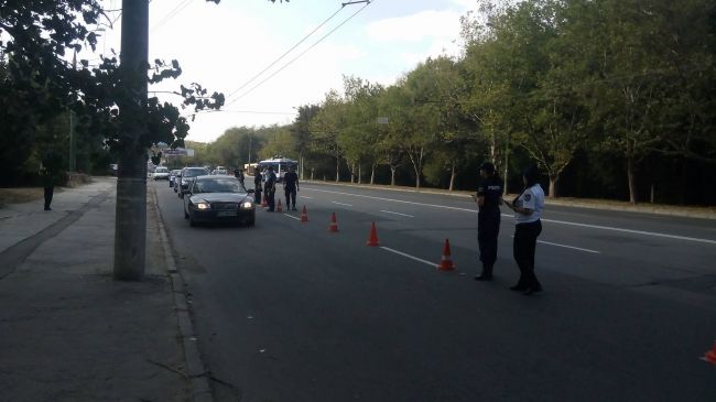 Toate masinile care intra in oras, oprite de politie pe Calea Iesilor. Agentii verifica daca soferii si-au platit amenzile
