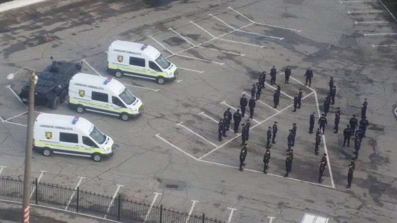 Лежачие полицейские - сотрудники МВД построили три буквы