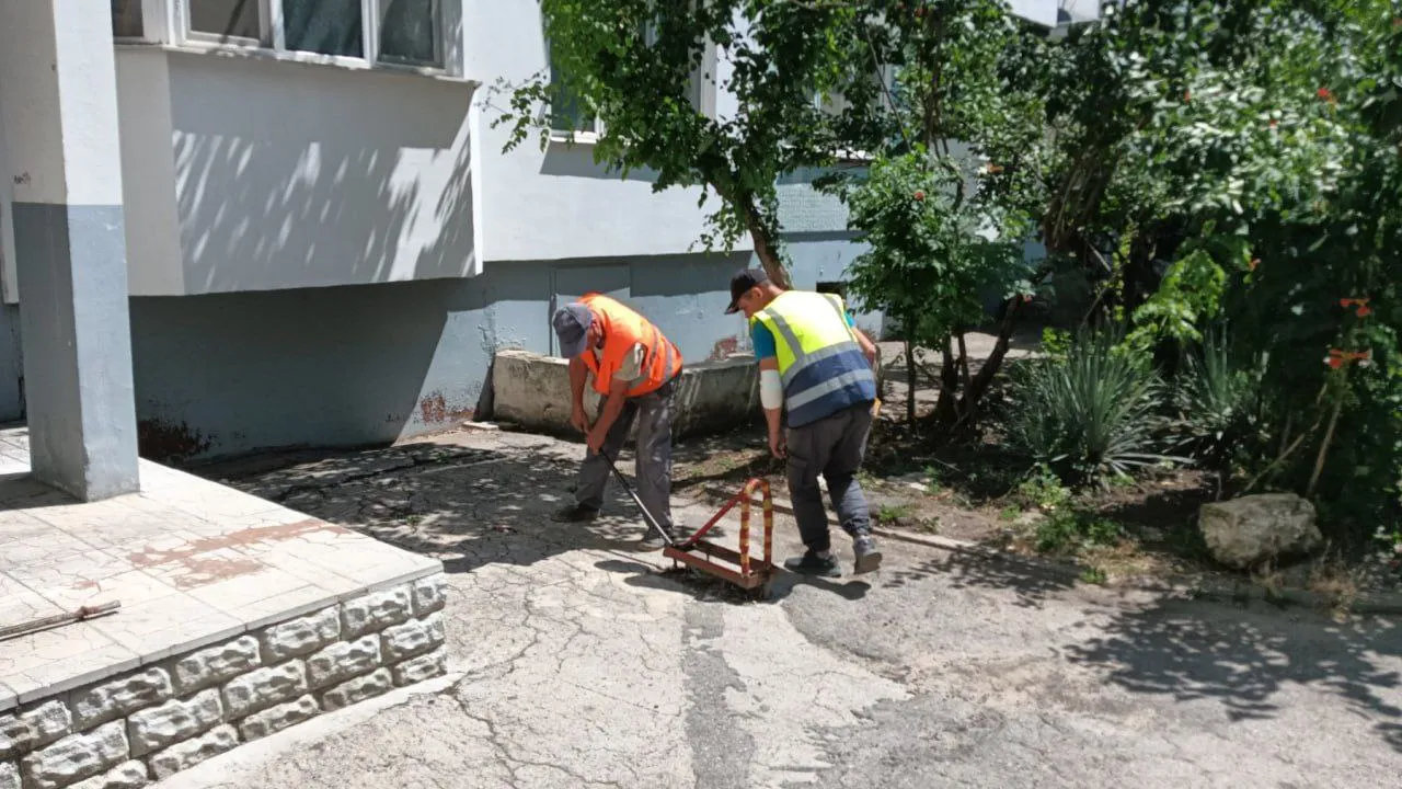 Dispozitivele ilegale de parcare, demontate în sectorul Ciocana al Capitalei