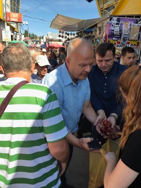 Андрей Нэстасе помог собрать фрукты мужчине, у которого порвался пакет