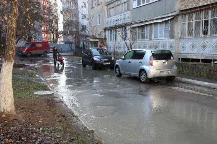Двор одного из столичных домов залило водой