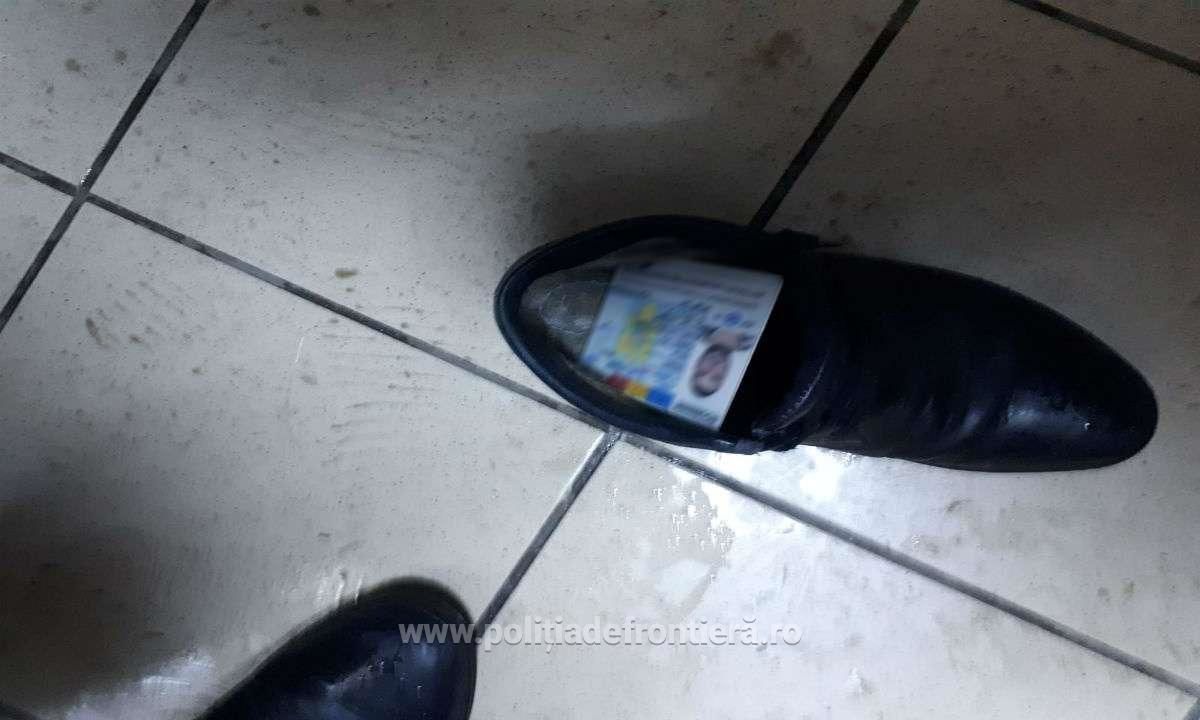 В Румынии у 7 молдаван изъяли поддельные документы, спрятанные в обуви