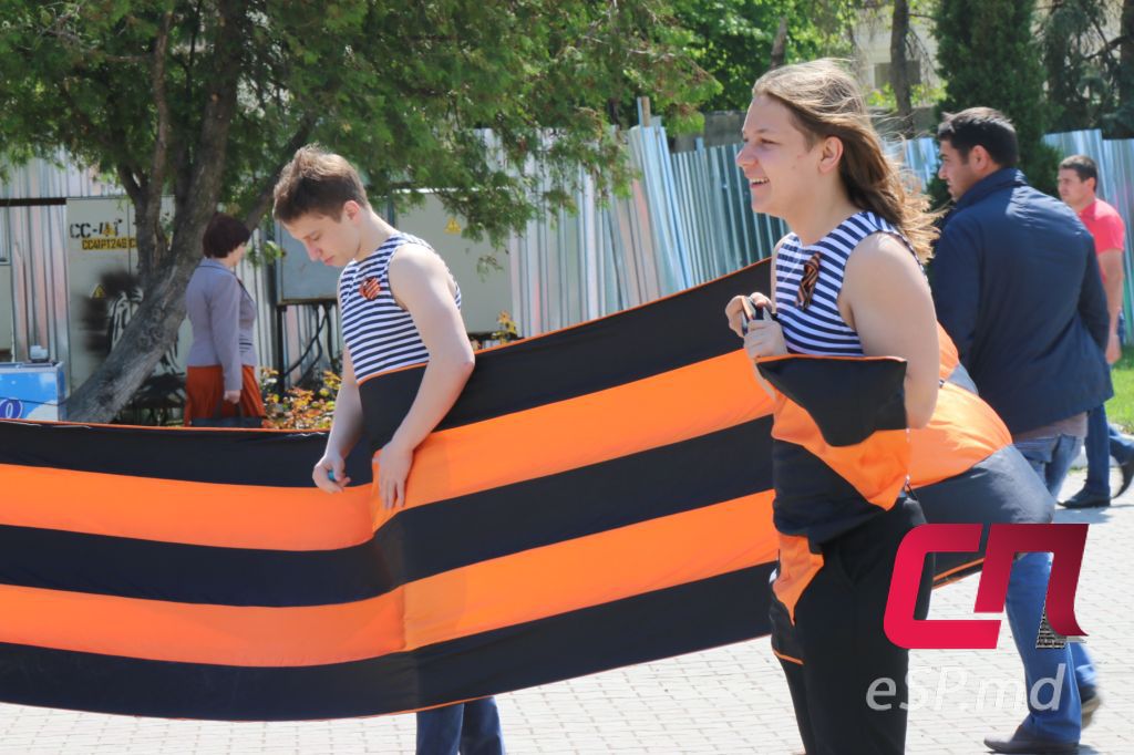В Бельцах раздавали георгиевскую ленточку