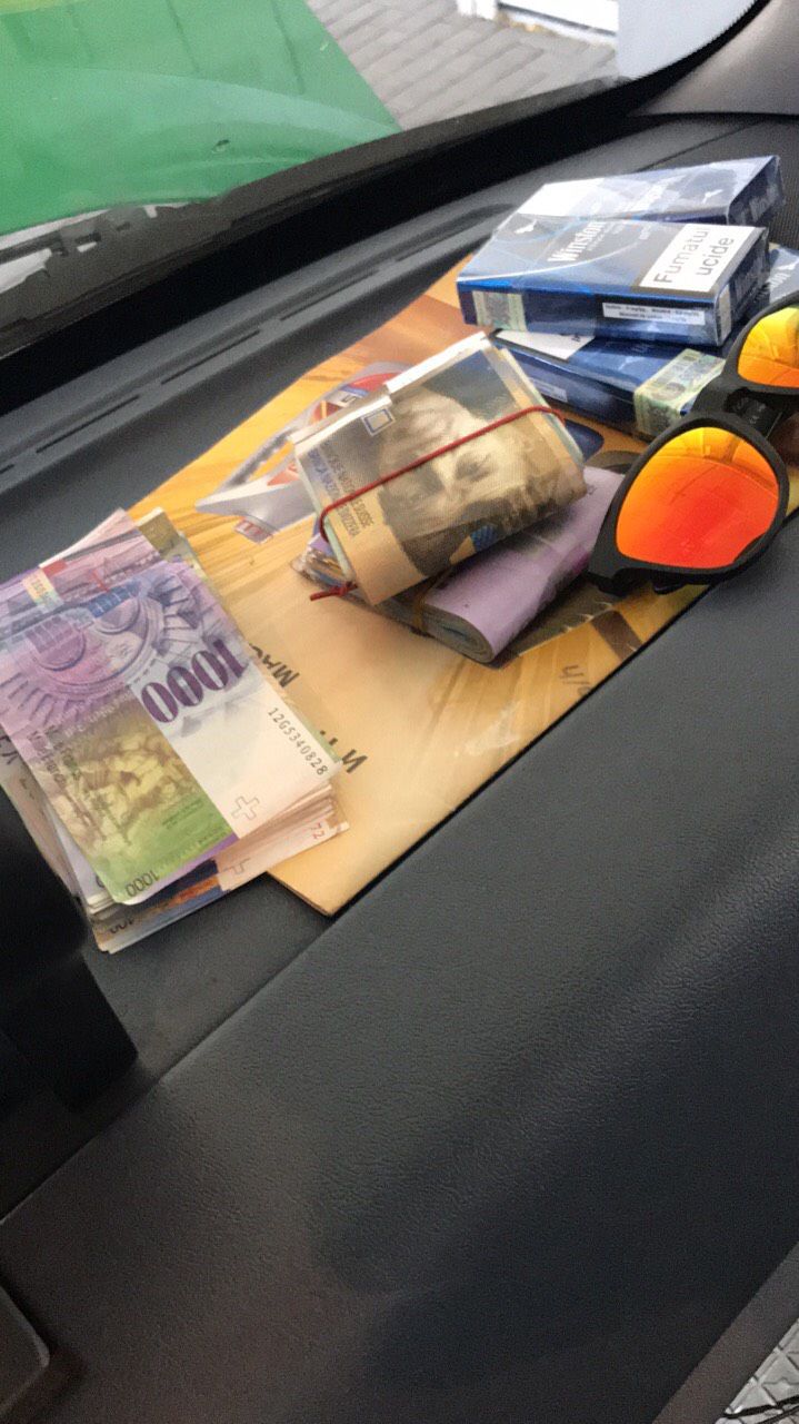 Молдаване перевозили через границу валюту, спрятав ее за обшивку машины