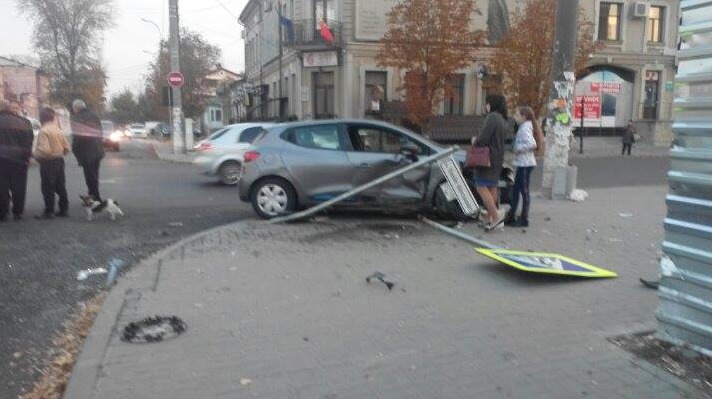 В столице женщина на автомобиле снесла дорожный знак и табличку с указанием улицы
