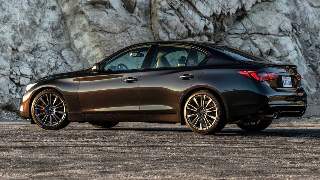 Infiniti создали уникальный черный цвет, меняющий свой оттенок