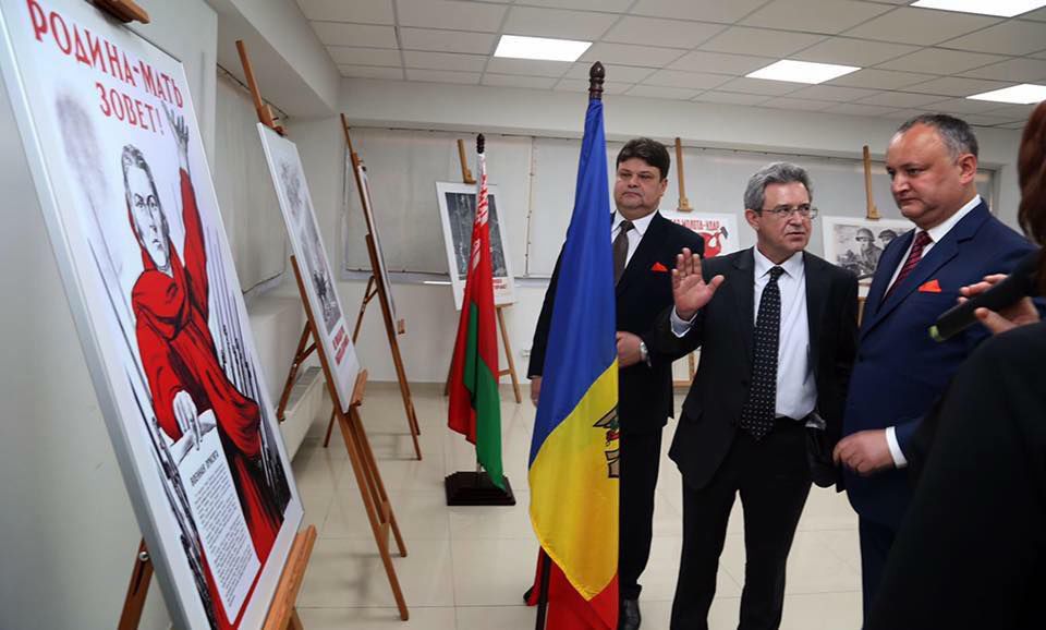 В Кишиневе открылась выставка плакатов времен ВОВ