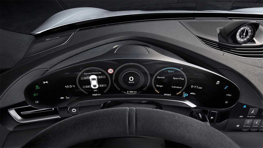 Porsche полностью рассекретила интерьер первого электрокара