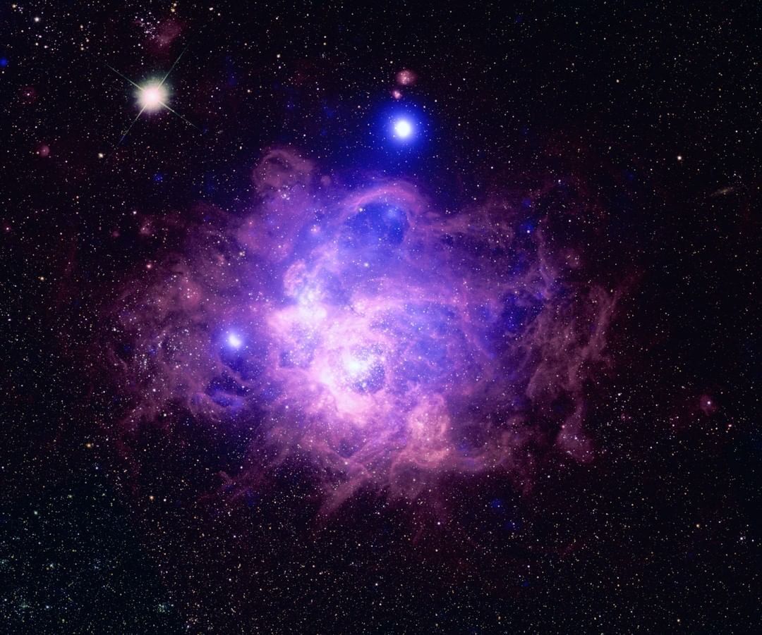 NASA показало соседнюю галактику с 200 молодыми звездами
