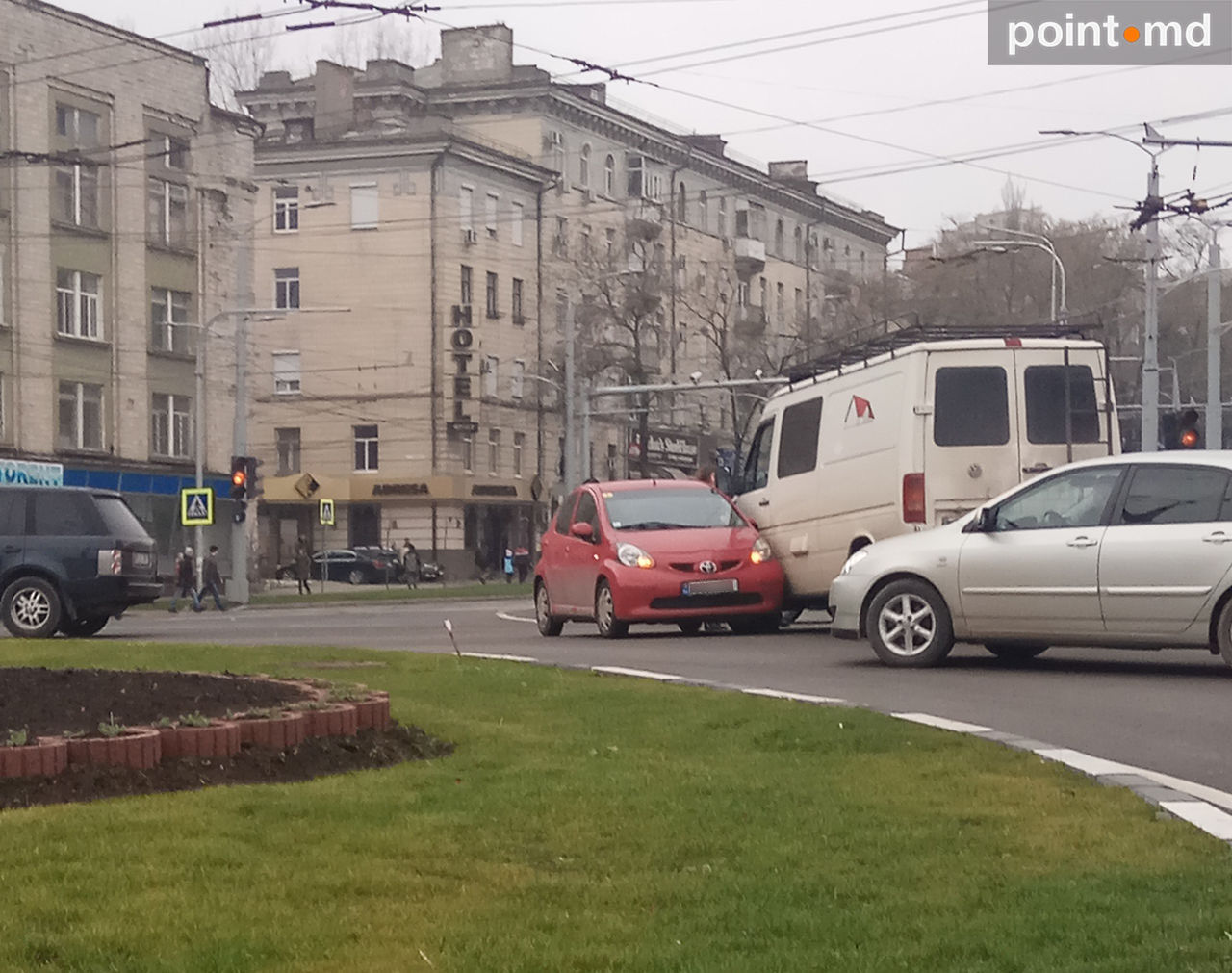 Rătăcită în giratoriu? Adevărul despre accidentul ciudat din Capitală
