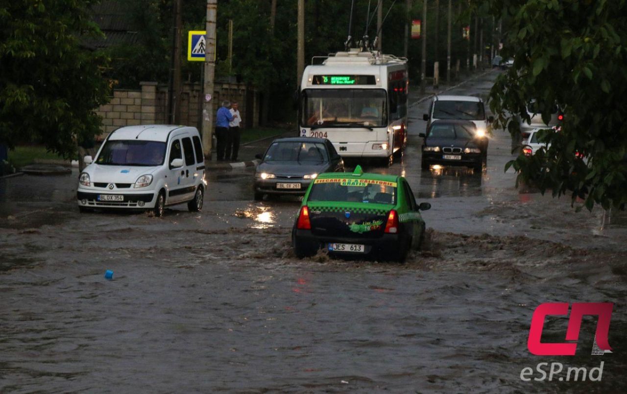 В Бельцах прошёл сильный ливень: машины глохли в воде