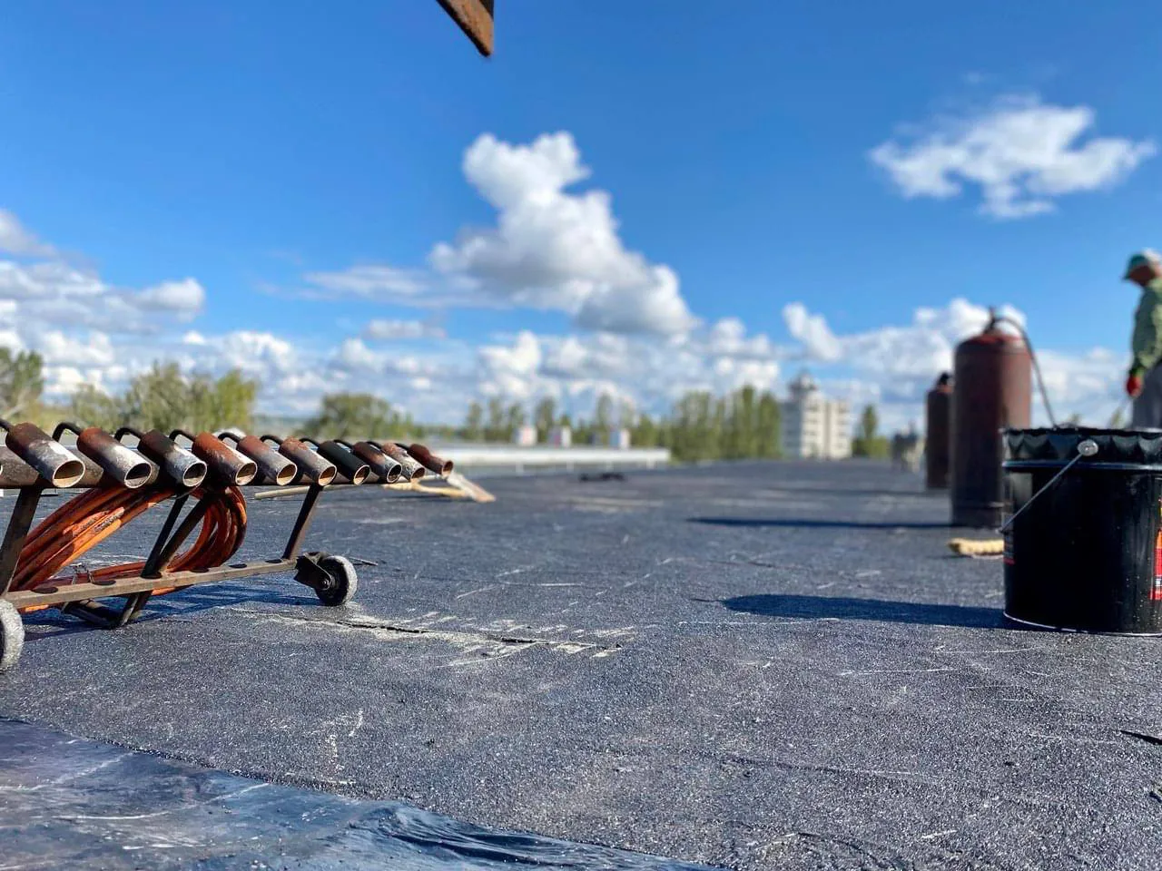 В МП «Городской автобусный парк» восстанавливают крышу ремонтного сектора