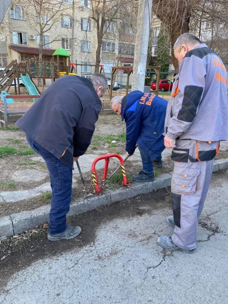 Barierele de parcare instalate ilegal, demontate în Capitală