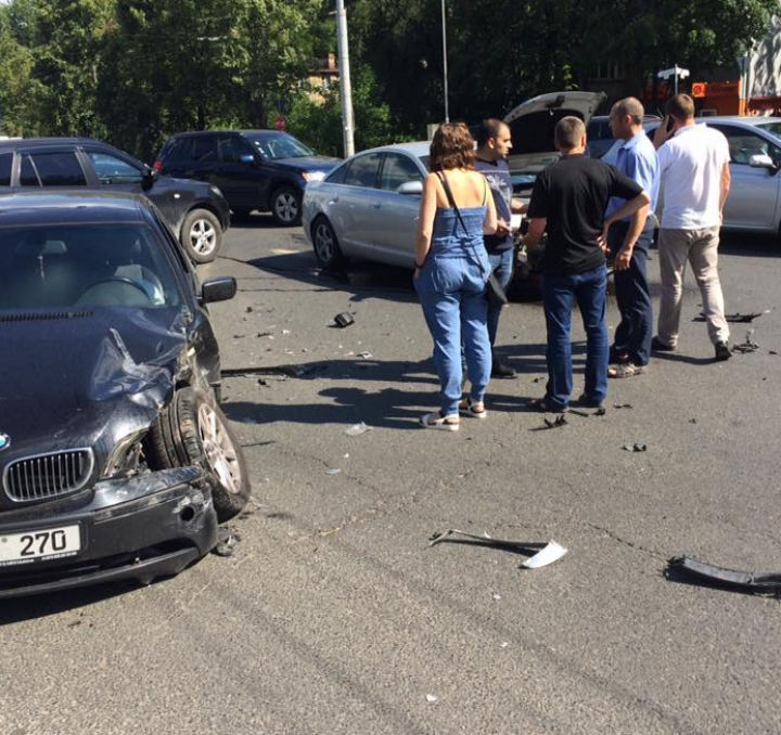 Accident și ambuteiaj în Capitală: Două maşini, grav avariate