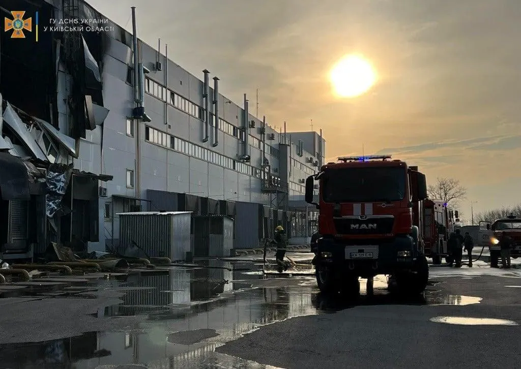Появилось видео о последствиях авиаудара по складам под Киевом