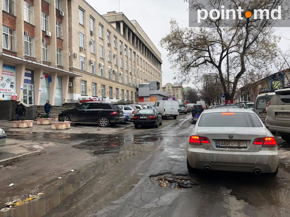 Noua metodă de a astupa găurile asfaltului din Capitală: Cu încălţăminte
