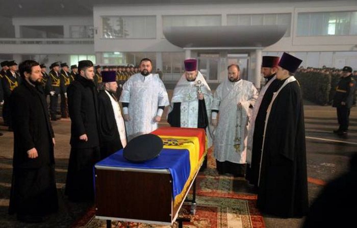 Тело погибшего на Украине молдавского офицера Виталия Зара доставили в Молдову