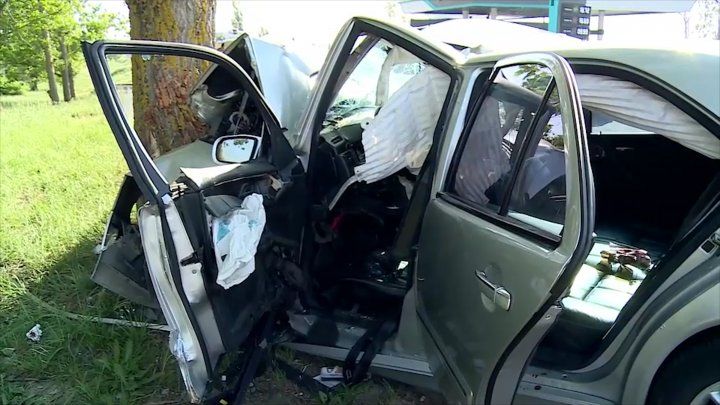 На трассе Кишинев-Леушены Mercedes с гражданами Турции врезался в дерево