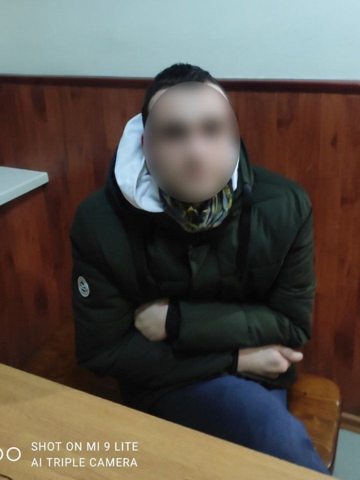 Житель Кишинёва носил наркотики в спичечном коробке: его поймали на улице