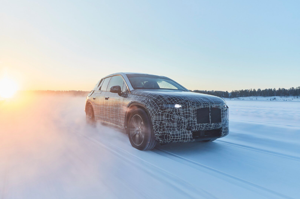 BMW рассказала о зимних испытаниях электрического кроссовера iNext
