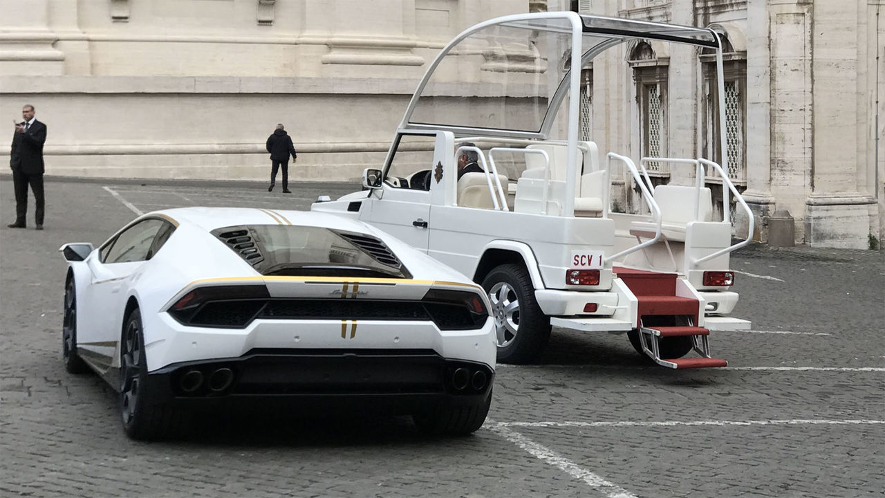 Папа Римский Франциск продает свой суперкар Lamborghini
