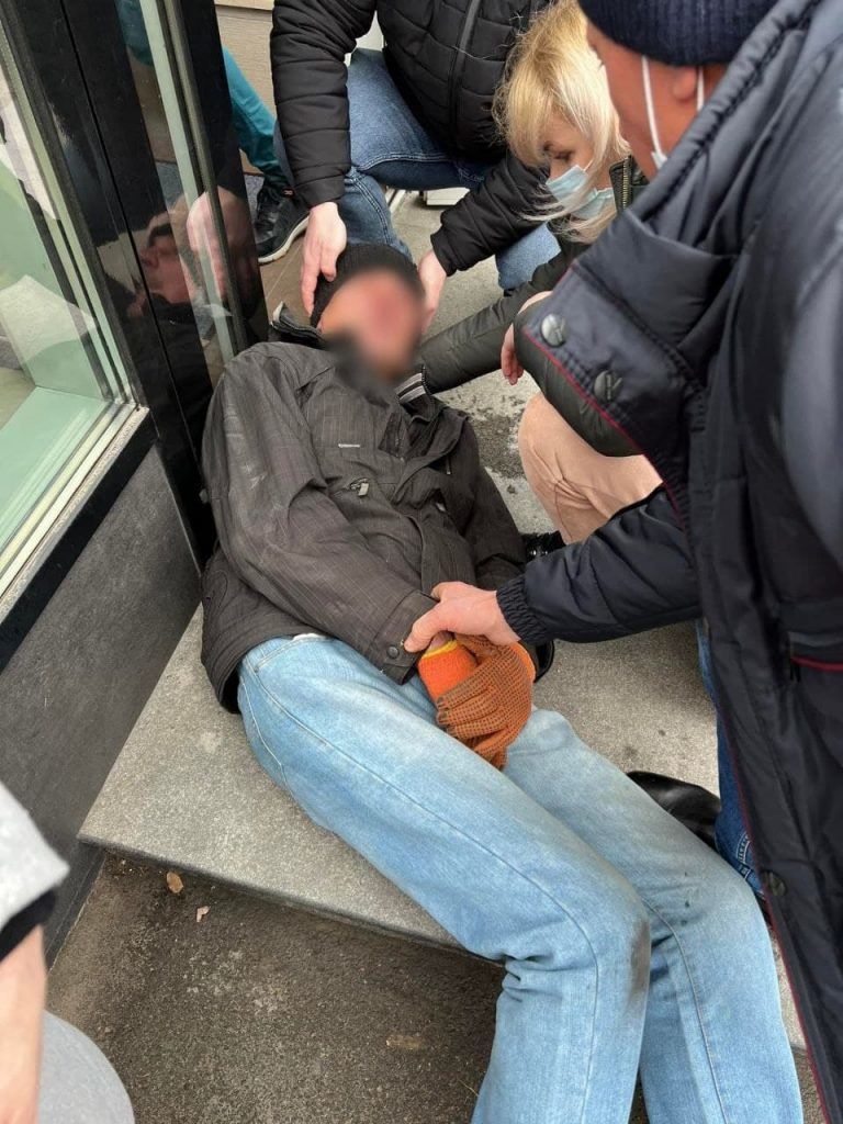 Жители столицы помогли мужчине, которому стало плохо на улице
