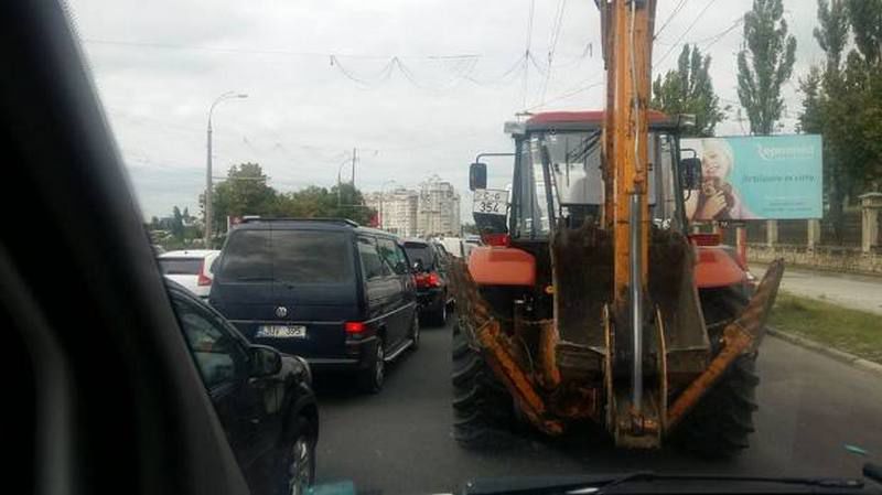Огромные пробки заблокировали главные транспортные артерии столицы