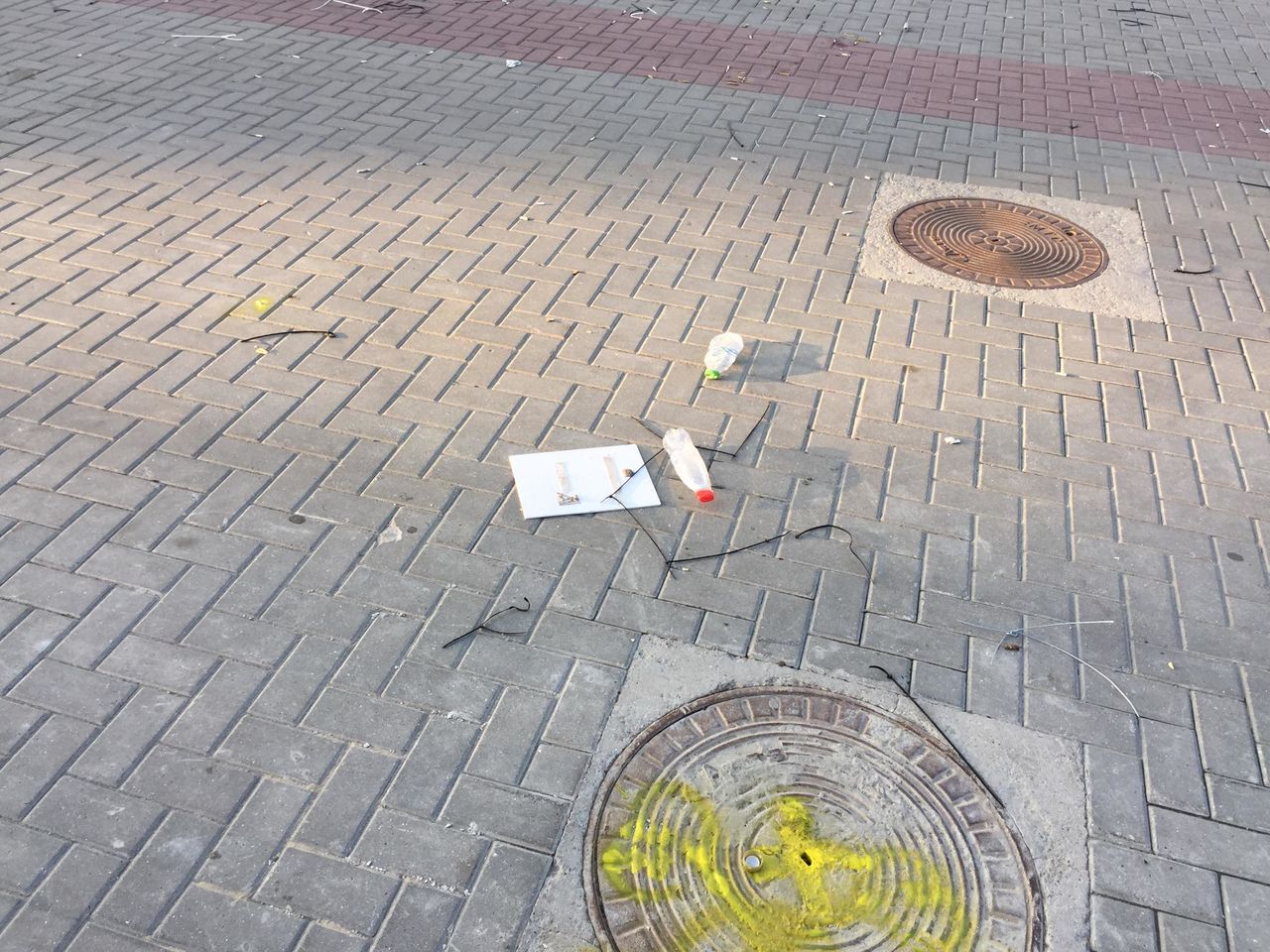 После протестов на центральной площади остался мусор