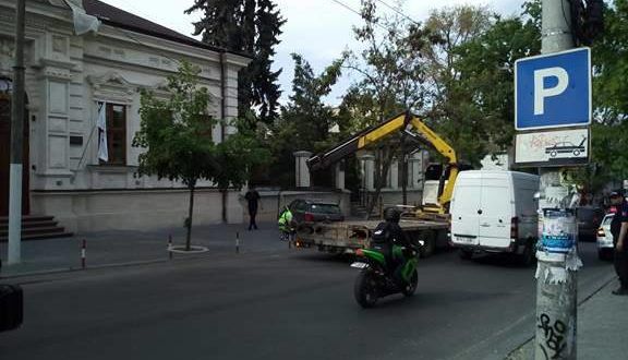 Ghinion pentru un șofer! Excavatorul i-a ridicat mașina parcată în centrul capitalei