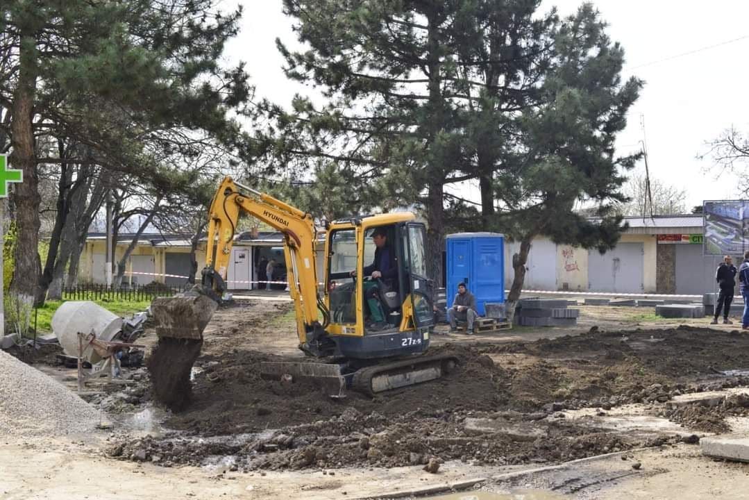 Чебан: Начались работы по ремонту тротуара и сквера на улице Парис