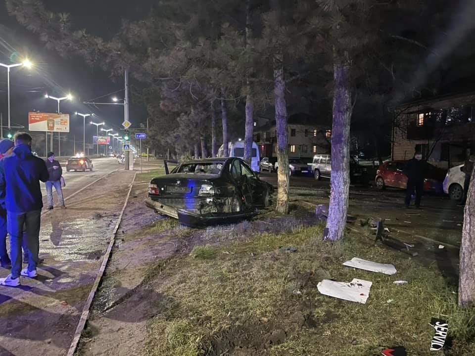 В Кишиневе автомобиль врезался в дерево