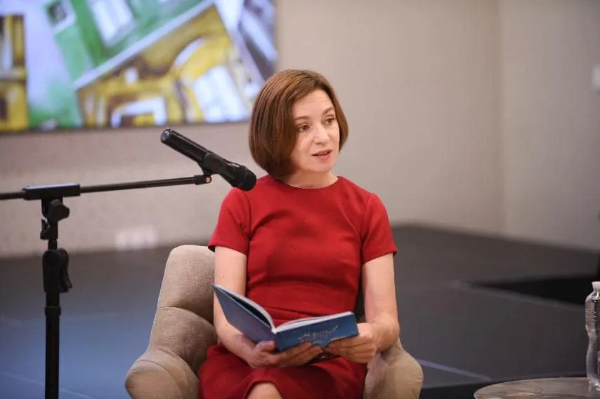Санду на ярмарке Bookfest прочла детям “Маленького принца” и раздала автографы