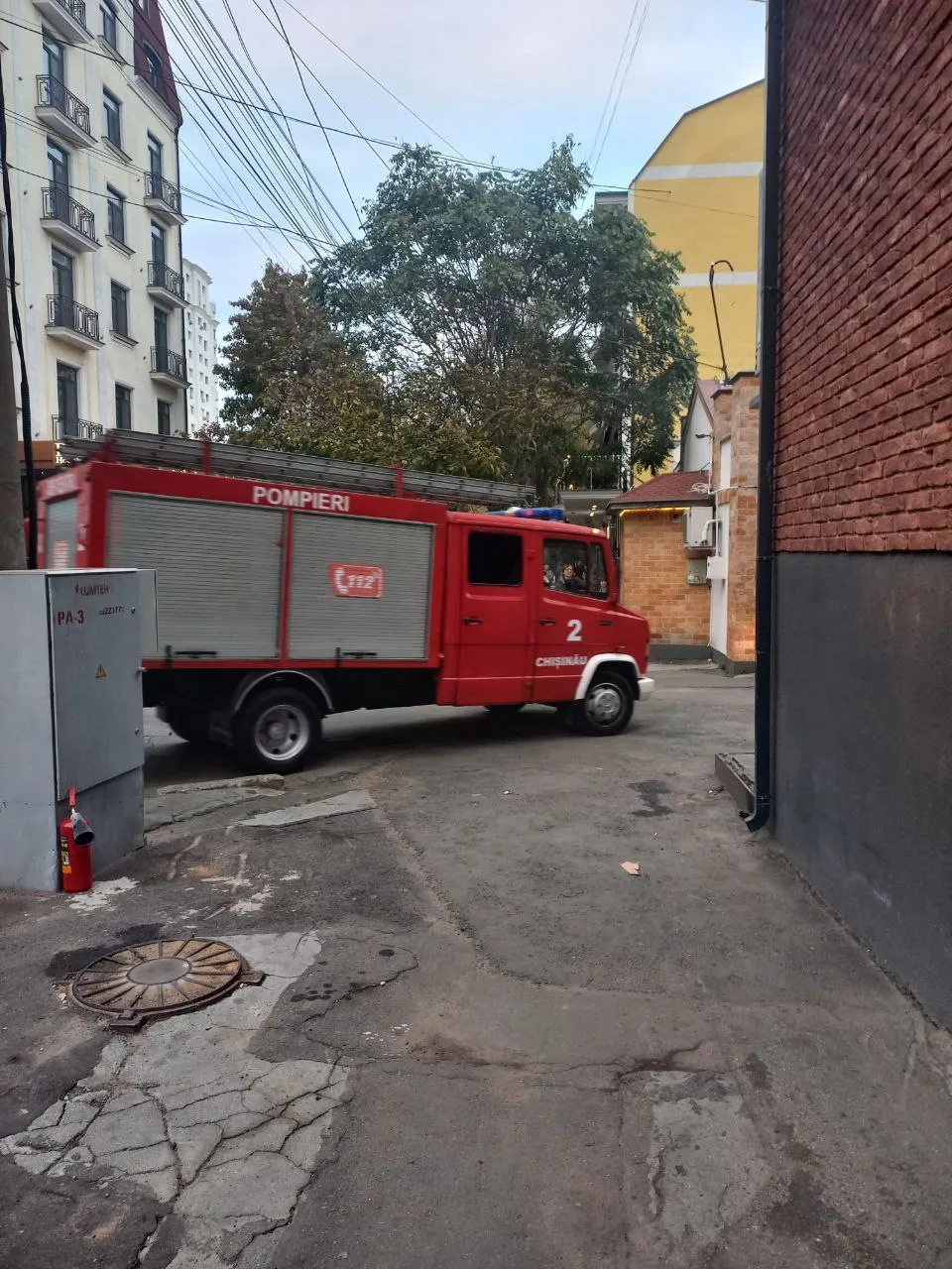 Incendiu în centrul Capitalei: Un local dintr-un bloc de locuit, cuprins de flăcări