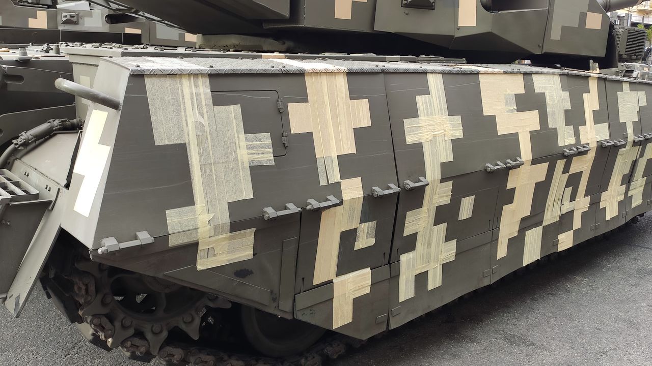 На Украине во время репетиции парада проехал танк, обклеенный скотчем